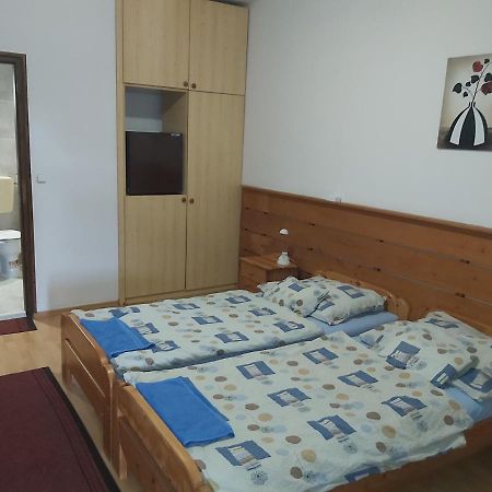 Valcsics Villa Panzio Печ Экстерьер фото